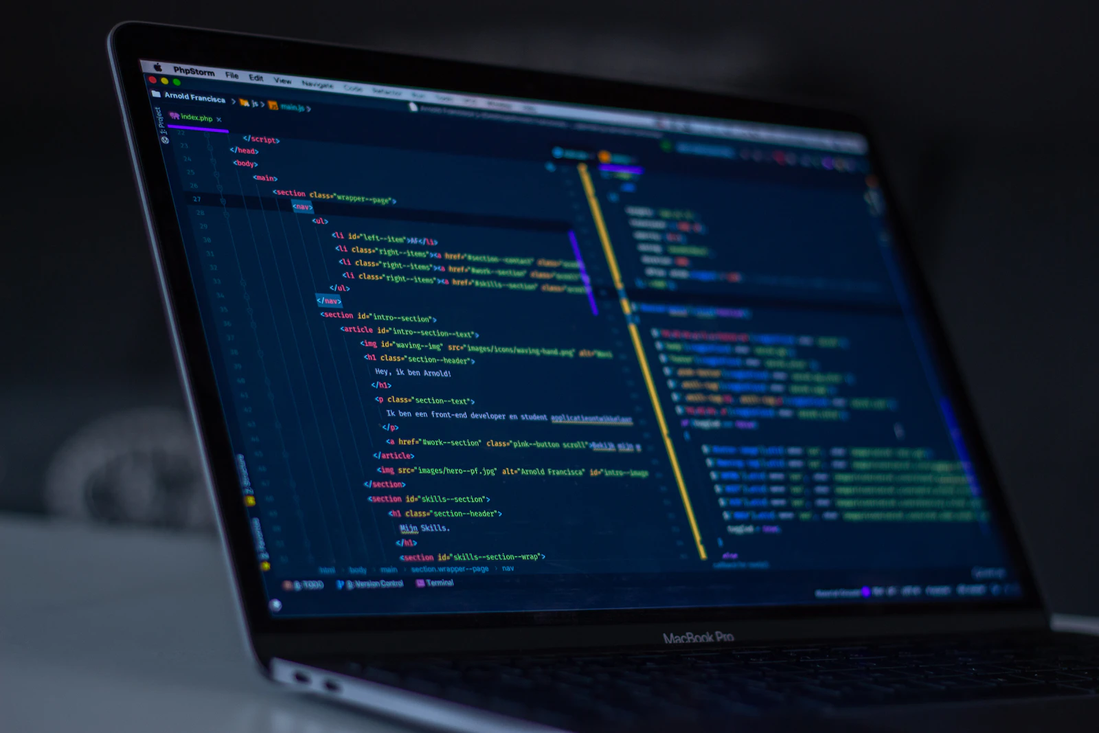 Ordinateur portable affichant du code dans un éditeur